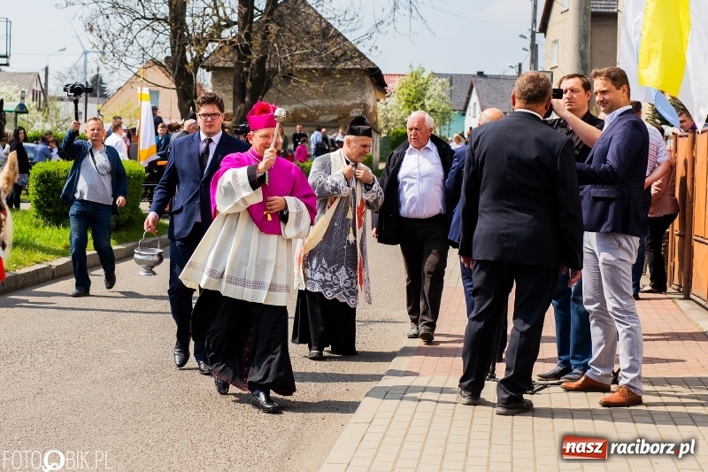 Zdjęcie w galerii na portalu naszraciborz.pl: Procesja w Sudole. Groźny upadek na początek wyścigów [FOTO] wiadomości z regionu