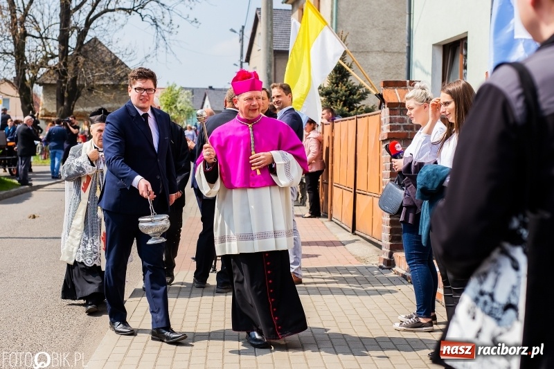Zdjęcie w galerii na portalu naszraciborz.pl: Procesja w Sudole. Groźny upadek na początek wyścigów [FOTO] wiadomości z regionu