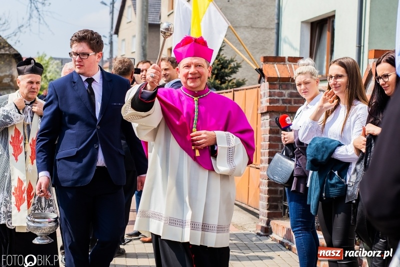 Zdjęcie w galerii na portalu naszraciborz.pl: Procesja w Sudole. Groźny upadek na początek wyścigów [FOTO] wiadomości z regionu
