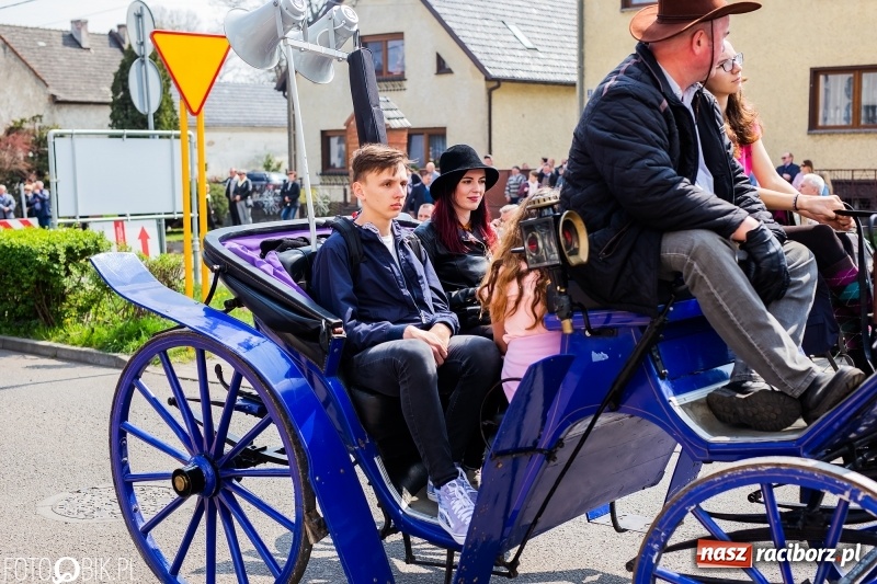 Zdjęcie w galerii na portalu naszraciborz.pl: Procesja w Sudole. Groźny upadek na początek wyścigów [FOTO] wiadomości z regionu