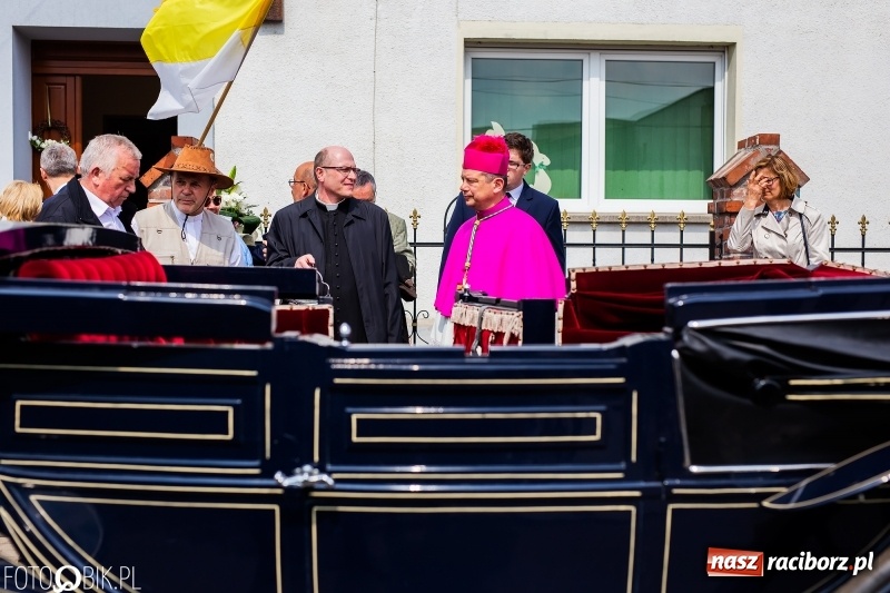Zdjęcie w galerii na portalu naszraciborz.pl: Procesja w Sudole. Groźny upadek na początek wyścigów [FOTO] wiadomości z regionu