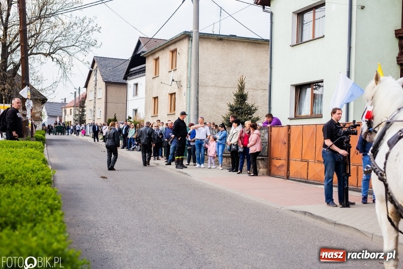 Zdjęcie w galerii na portalu naszraciborz.pl: Procesja w Sudole. Groźny upadek na początek wyścigów [FOTO] wiadomości z regionu