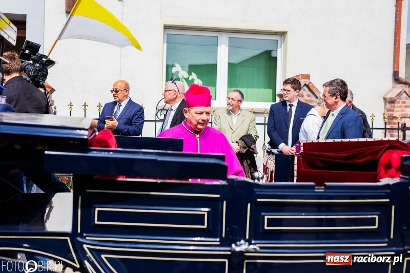 Zdjęcie w galerii na portalu naszraciborz.pl: Procesja w Sudole. Groźny upadek na początek wyścigów [FOTO] wiadomości z regionu