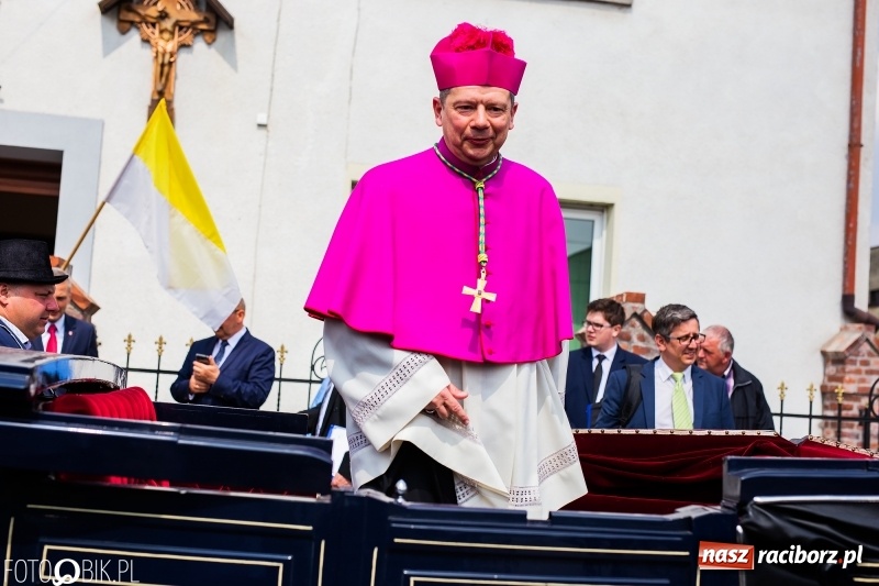 Zdjęcie w galerii na portalu naszraciborz.pl: Procesja w Sudole. Groźny upadek na początek wyścigów [FOTO] wiadomości z regionu