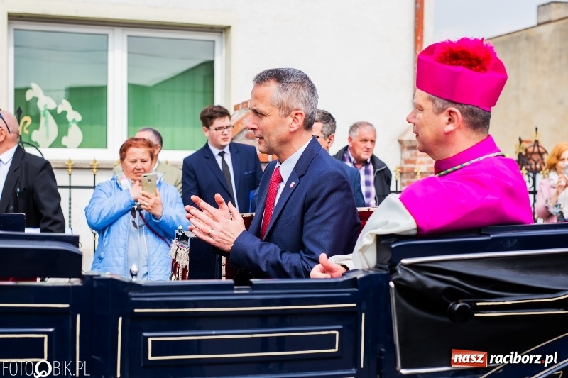 Zdjęcie w galerii na portalu naszraciborz.pl: Procesja w Sudole. Groźny upadek na początek wyścigów [FOTO] wiadomości z regionu