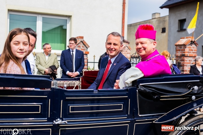 Zdjęcie w galerii na portalu naszraciborz.pl: Procesja w Sudole. Groźny upadek na początek wyścigów [FOTO] wiadomości z regionu