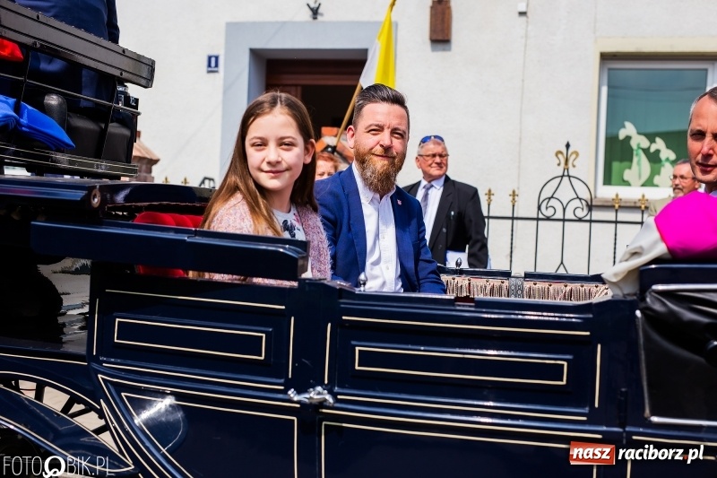 Zdjęcie w galerii na portalu naszraciborz.pl: Procesja w Sudole. Groźny upadek na początek wyścigów [FOTO] wiadomości z regionu