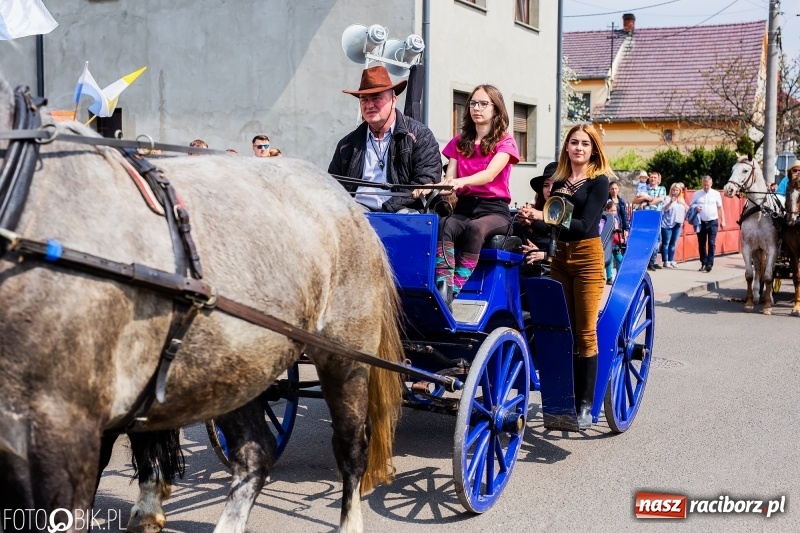 Zdjęcie w galerii na portalu naszraciborz.pl: Procesja w Sudole. Groźny upadek na początek wyścigów [FOTO] wiadomości z regionu