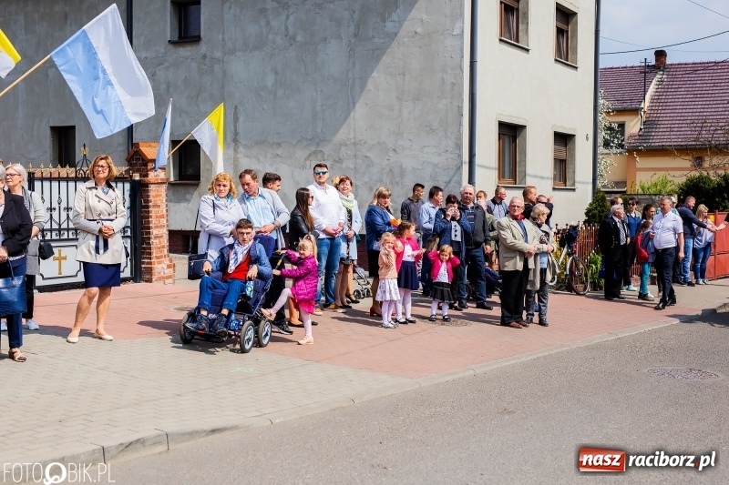 Zdjęcie w galerii na portalu naszraciborz.pl: Procesja w Sudole. Groźny upadek na początek wyścigów [FOTO] wiadomości z regionu