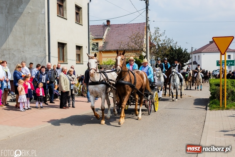 Zdjęcie w galerii na portalu naszraciborz.pl: Procesja w Sudole. Groźny upadek na początek wyścigów [FOTO] wiadomości z regionu