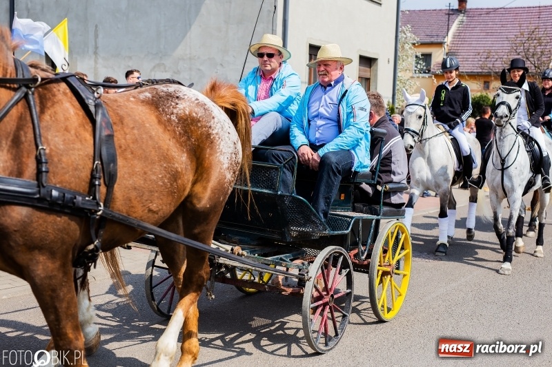 Zdjęcie w galerii na portalu naszraciborz.pl: Procesja w Sudole. Groźny upadek na początek wyścigów [FOTO] wiadomości z regionu