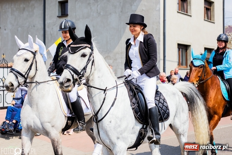 Zdjęcie w galerii na portalu naszraciborz.pl: Procesja w Sudole. Groźny upadek na początek wyścigów [FOTO] wiadomości z regionu