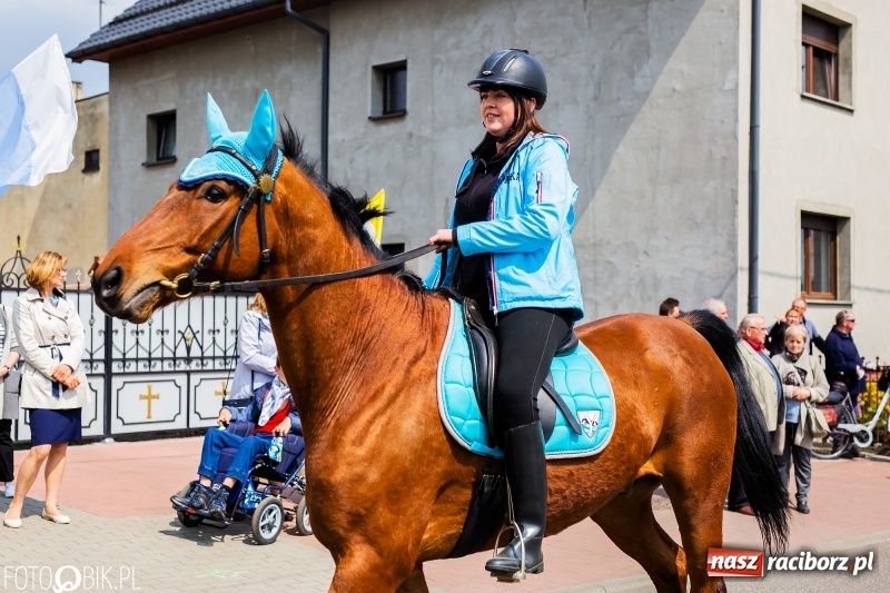 Zdjęcie w galerii na portalu naszraciborz.pl: Procesja w Sudole. Groźny upadek na początek wyścigów [FOTO] wiadomości z regionu