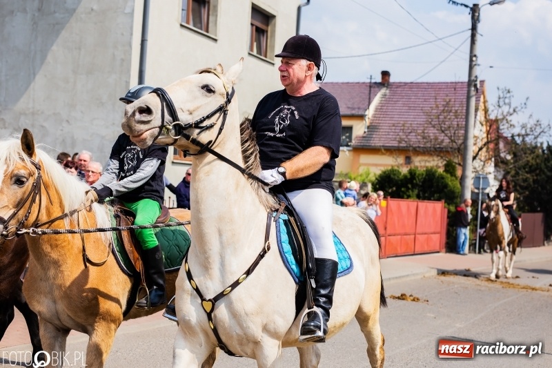 Zdjęcie w galerii na portalu naszraciborz.pl: Procesja w Sudole. Groźny upadek na początek wyścigów [FOTO] wiadomości z regionu