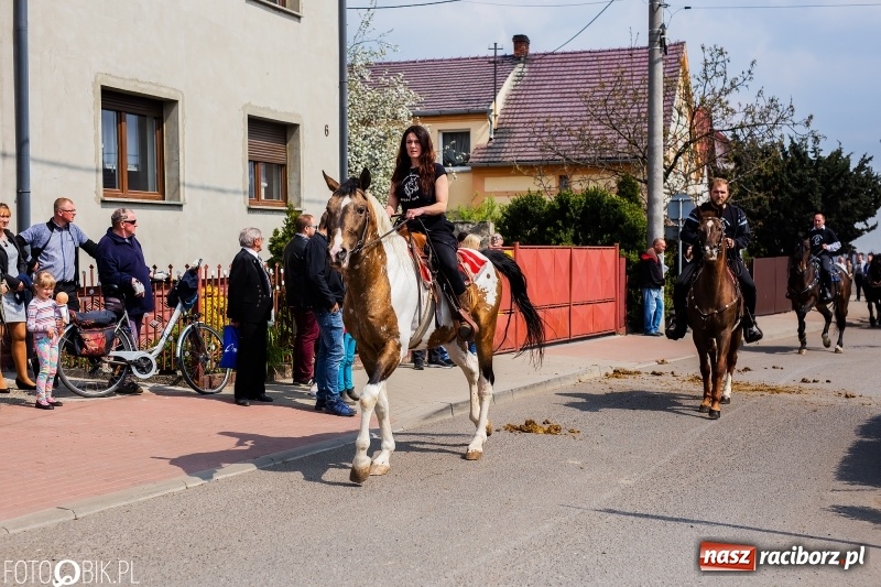 Zdjęcie w galerii na portalu naszraciborz.pl: Procesja w Sudole. Groźny upadek na początek wyścigów [FOTO] wiadomości z regionu