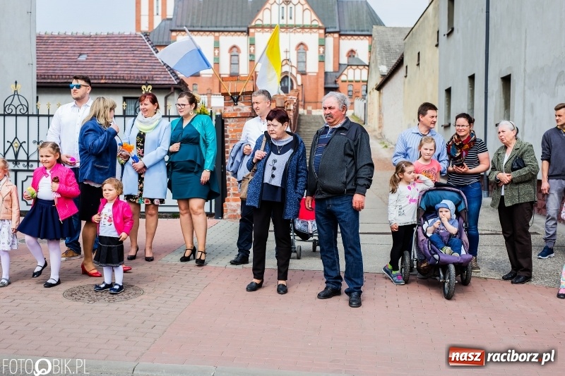 Zdjęcie w galerii na portalu naszraciborz.pl: Procesja w Sudole. Groźny upadek na początek wyścigów [FOTO] wiadomości z regionu