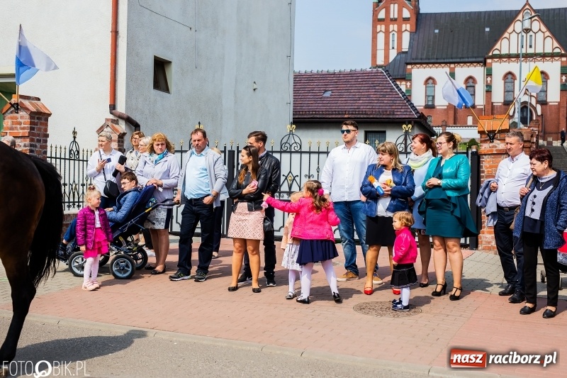 Zdjęcie w galerii na portalu naszraciborz.pl: Procesja w Sudole. Groźny upadek na początek wyścigów [FOTO] wiadomości z regionu
