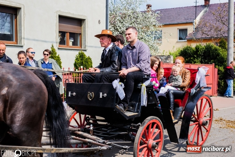 Zdjęcie w galerii na portalu naszraciborz.pl: Procesja w Sudole. Groźny upadek na początek wyścigów [FOTO] wiadomości z regionu