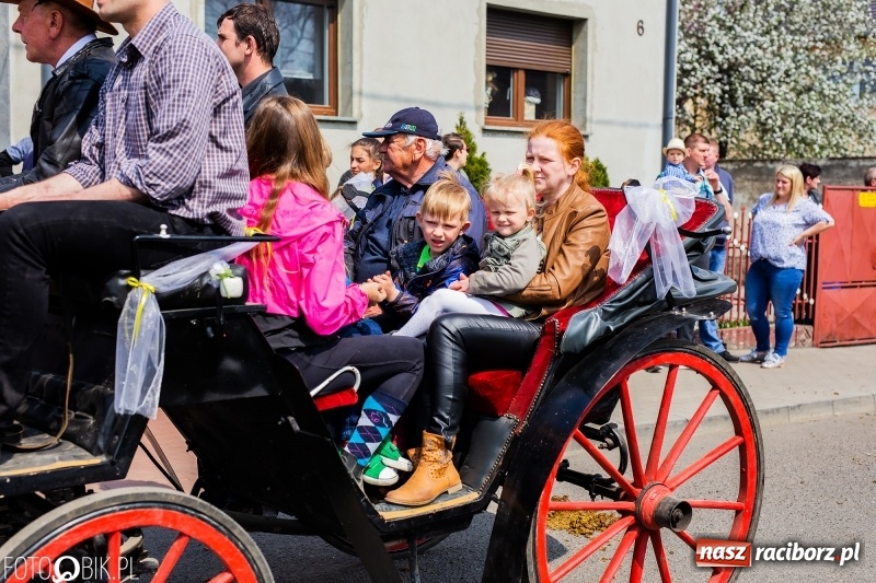 Zdjęcie w galerii na portalu naszraciborz.pl: Procesja w Sudole. Groźny upadek na początek wyścigów [FOTO] wiadomości z regionu