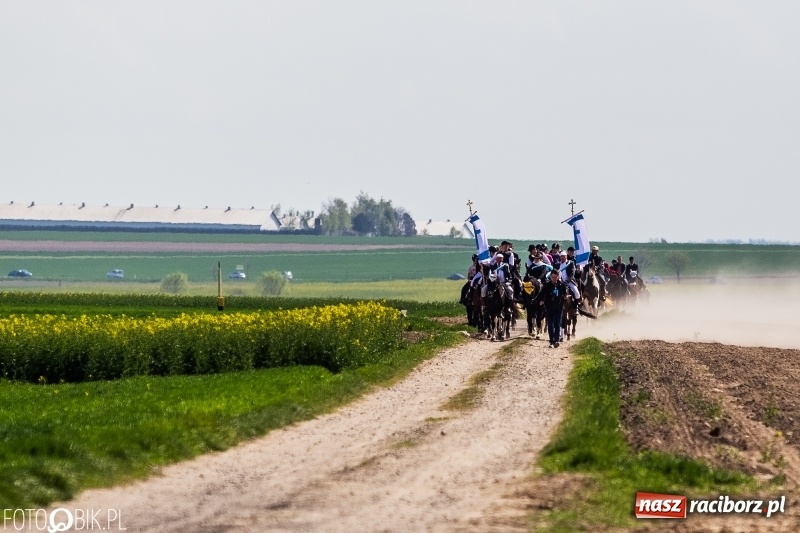 Zdjęcie w galerii na portalu naszraciborz.pl: Procesja w Sudole. Groźny upadek na początek wyścigów [FOTO] wiadomości z regionu