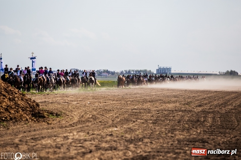 Zdjęcie w galerii na portalu naszraciborz.pl: Procesja w Sudole. Groźny upadek na początek wyścigów [FOTO] wiadomości z regionu