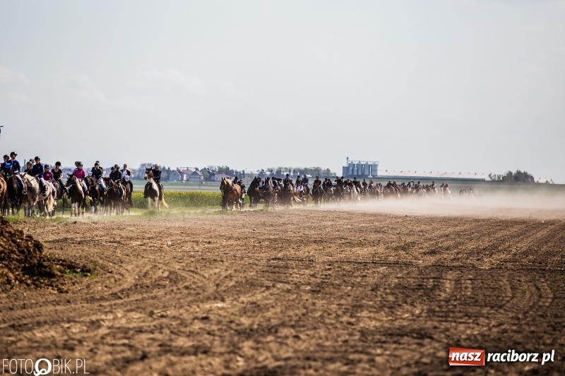 Zdjęcie w galerii na portalu naszraciborz.pl: Procesja w Sudole. Groźny upadek na początek wyścigów [FOTO] wiadomości z regionu