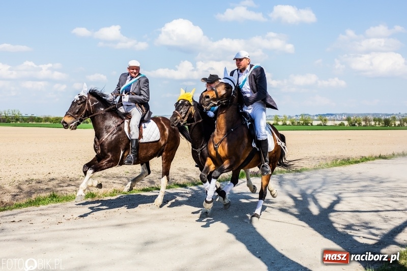 Zdjęcie w galerii na portalu naszraciborz.pl: Procesja w Sudole. Groźny upadek na początek wyścigów [FOTO] wiadomości z regionu