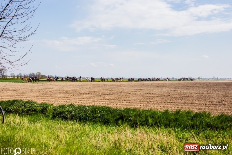 Zdjęcie w galerii na portalu naszraciborz.pl: Procesja w Sudole. Groźny upadek na początek wyścigów [FOTO] wiadomości z regionu