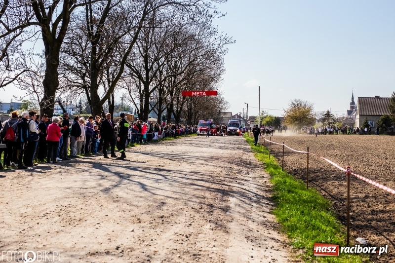 Zdjęcie w galerii na portalu naszraciborz.pl: Procesja w Sudole. Groźny upadek na początek wyścigów [FOTO] wiadomości z regionu