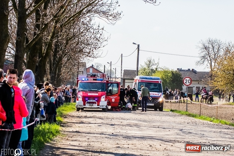Zdjęcie w galerii na portalu naszraciborz.pl: Procesja w Sudole. Groźny upadek na początek wyścigów [FOTO] wiadomości z regionu