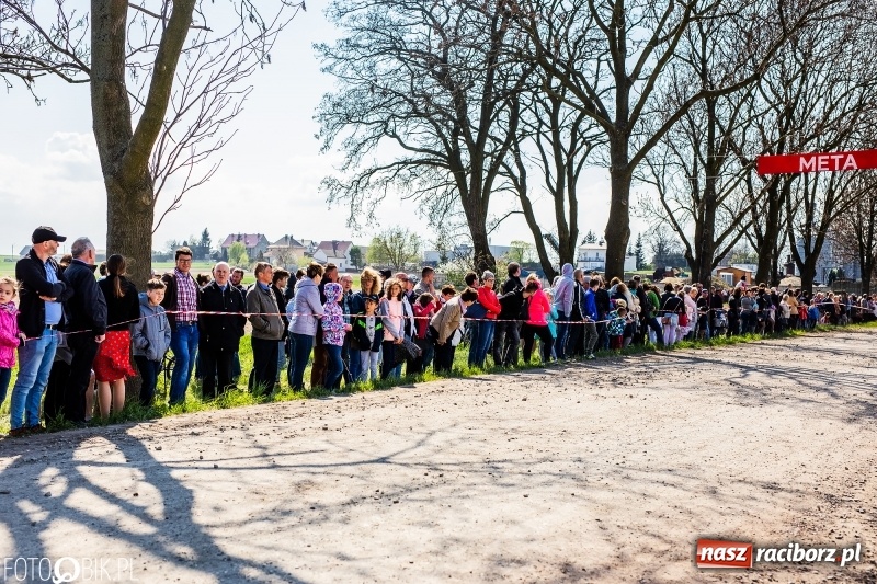 Zdjęcie w galerii na portalu naszraciborz.pl: Procesja w Sudole. Groźny upadek na początek wyścigów [FOTO] wiadomości z regionu