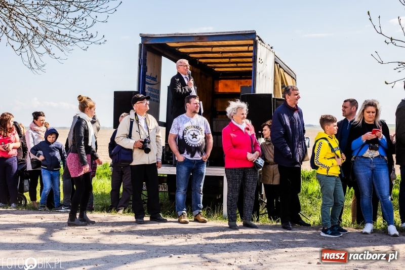 Zdjęcie w galerii na portalu naszraciborz.pl: Procesja w Sudole. Groźny upadek na początek wyścigów [FOTO] wiadomości z regionu