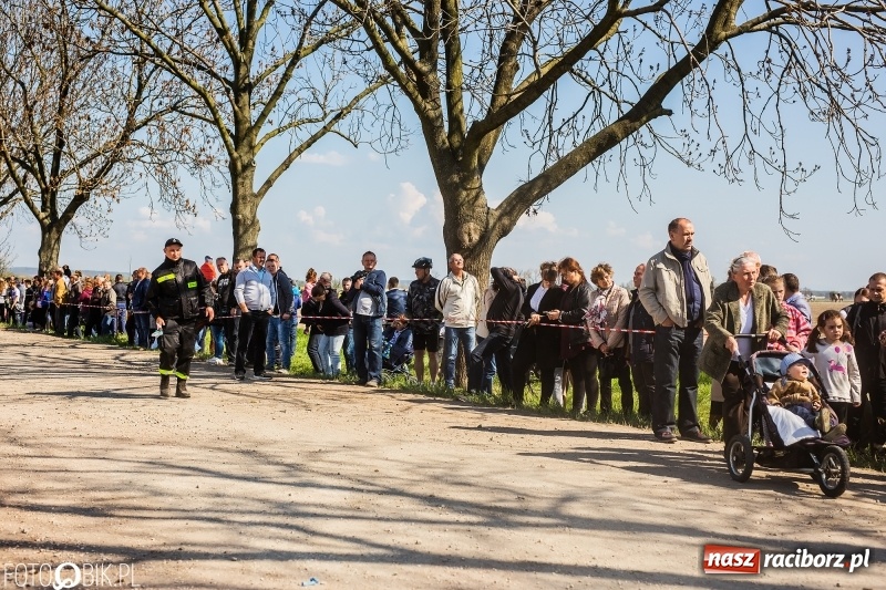 Zdjęcie w galerii na portalu naszraciborz.pl: Procesja w Sudole. Groźny upadek na początek wyścigów [FOTO] wiadomości z regionu