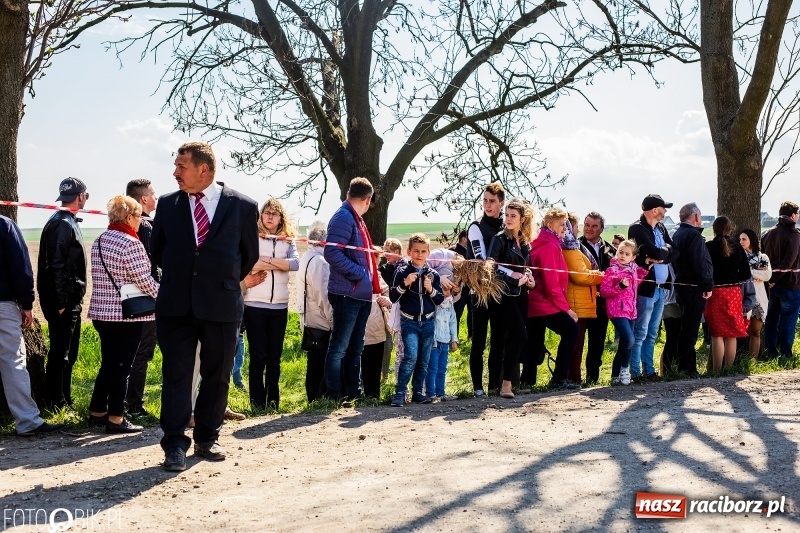 Zdjęcie w galerii na portalu naszraciborz.pl: Procesja w Sudole. Groźny upadek na początek wyścigów [FOTO] wiadomości z regionu