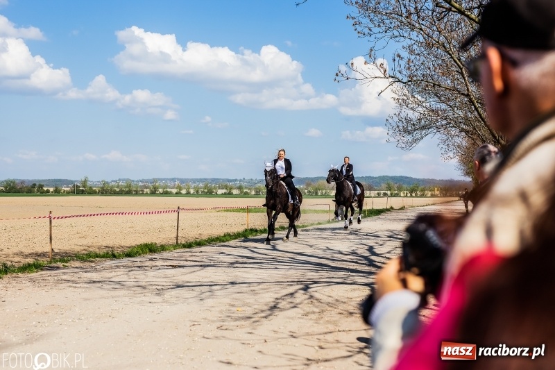 Zdjęcie w galerii na portalu naszraciborz.pl: Procesja w Sudole. Groźny upadek na początek wyścigów [FOTO] wiadomości z regionu