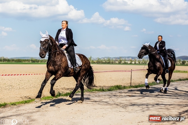 Zdjęcie w galerii na portalu naszraciborz.pl: Procesja w Sudole. Groźny upadek na początek wyścigów [FOTO] wiadomości z regionu
