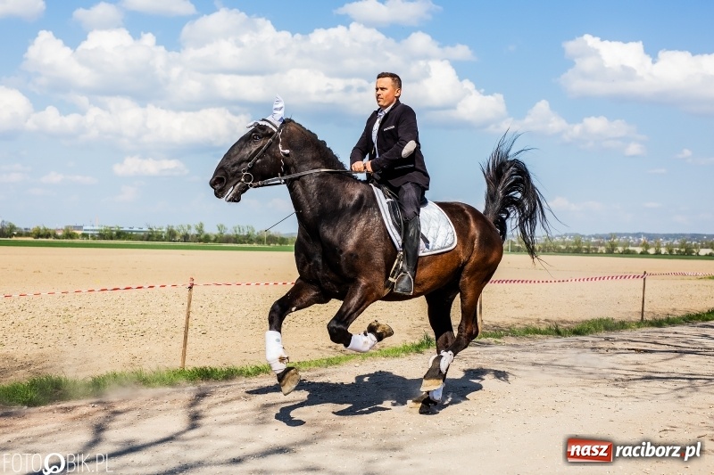 Zdjęcie w galerii na portalu naszraciborz.pl: Procesja w Sudole. Groźny upadek na początek wyścigów [FOTO] wiadomości z regionu