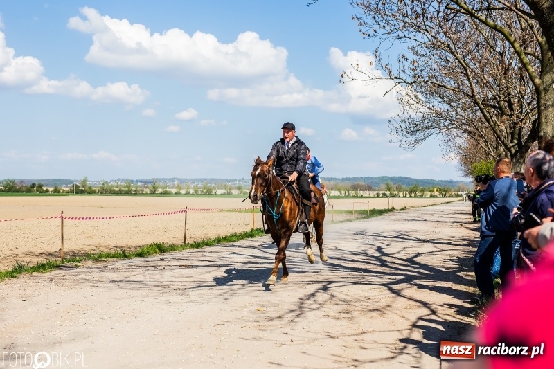 Zdjęcie w galerii na portalu naszraciborz.pl: Procesja w Sudole. Groźny upadek na początek wyścigów [FOTO] wiadomości z regionu
