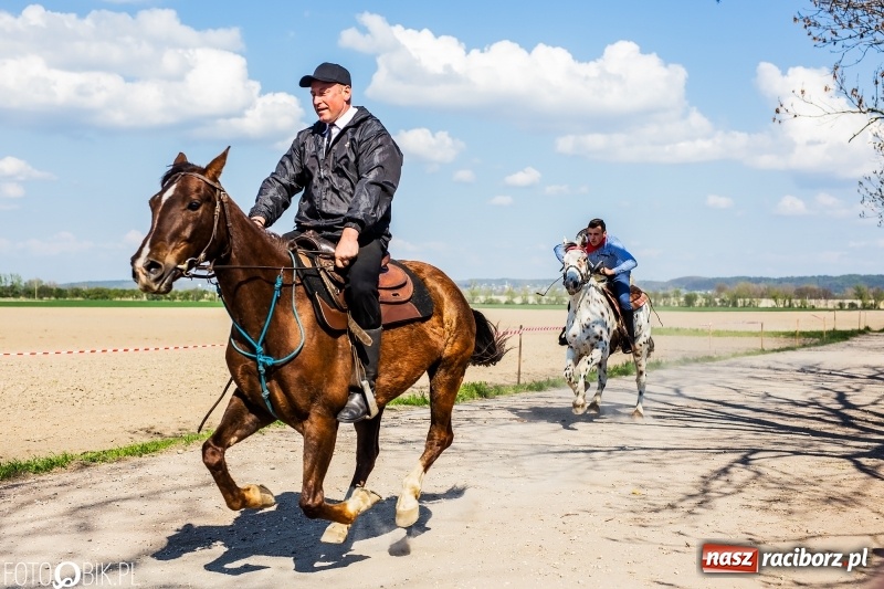 Zdjęcie w galerii na portalu naszraciborz.pl: Procesja w Sudole. Groźny upadek na początek wyścigów [FOTO] wiadomości z regionu