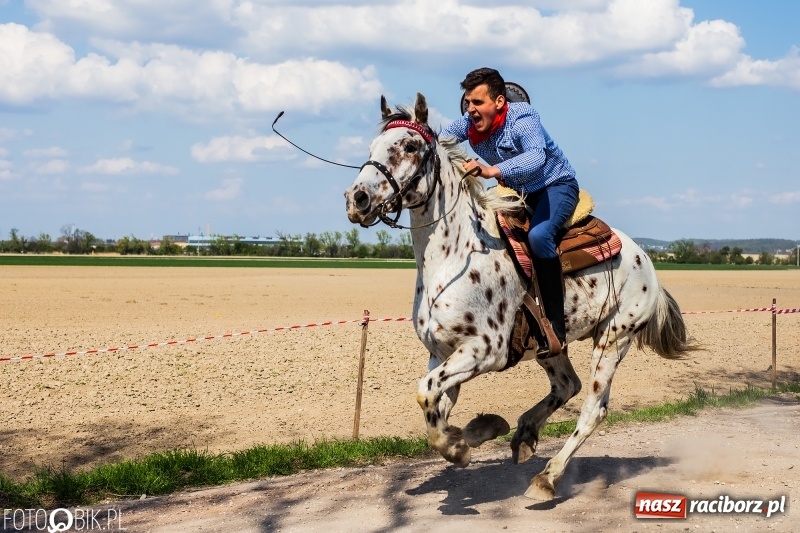 Zdjęcie w galerii na portalu naszraciborz.pl: Procesja w Sudole. Groźny upadek na początek wyścigów [FOTO] wiadomości z regionu
