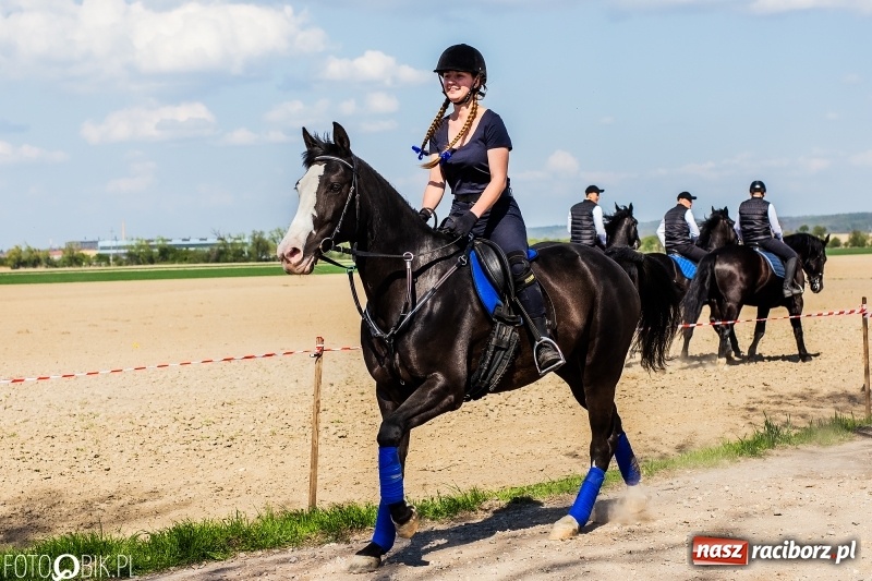 Zdjęcie w galerii na portalu naszraciborz.pl: Procesja w Sudole. Groźny upadek na początek wyścigów [FOTO] wiadomości z regionu