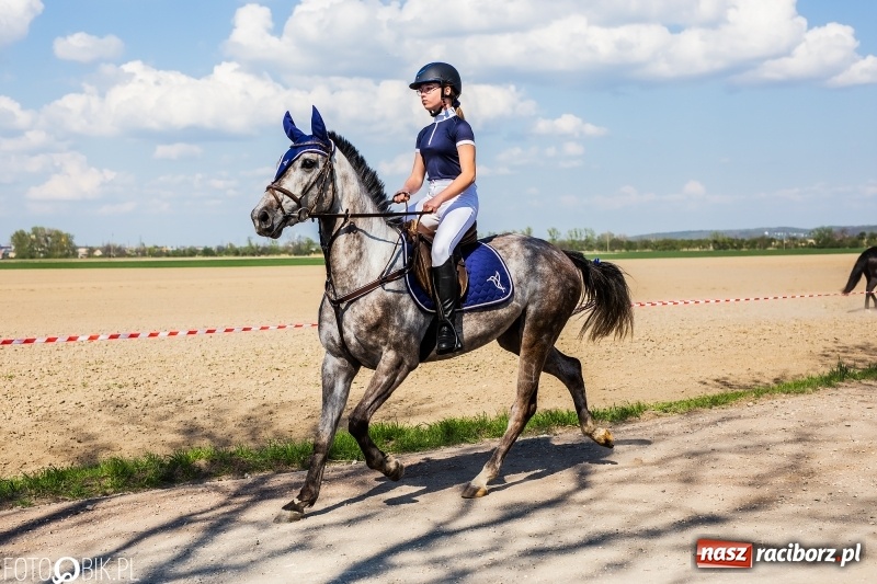 Zdjęcie w galerii na portalu naszraciborz.pl: Procesja w Sudole. Groźny upadek na początek wyścigów [FOTO] wiadomości z regionu