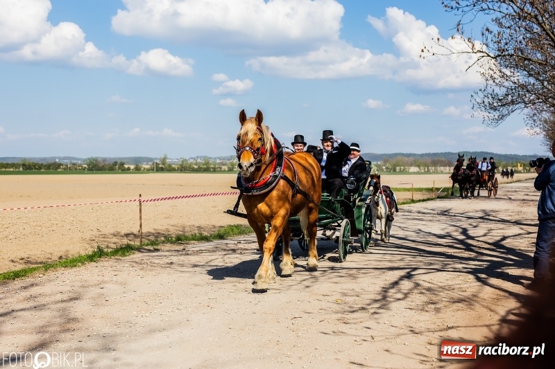 Zdjęcie w galerii na portalu naszraciborz.pl: Procesja w Sudole. Groźny upadek na początek wyścigów [FOTO] wiadomości z regionu