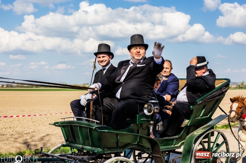 Zdjęcie w galerii na portalu naszraciborz.pl: Procesja w Sudole. Groźny upadek na początek wyścigów [FOTO] wiadomości z regionu