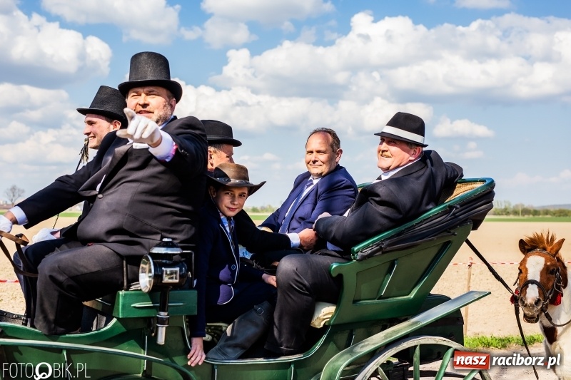 Zdjęcie w galerii na portalu naszraciborz.pl: Procesja w Sudole. Groźny upadek na początek wyścigów [FOTO] wiadomości z regionu