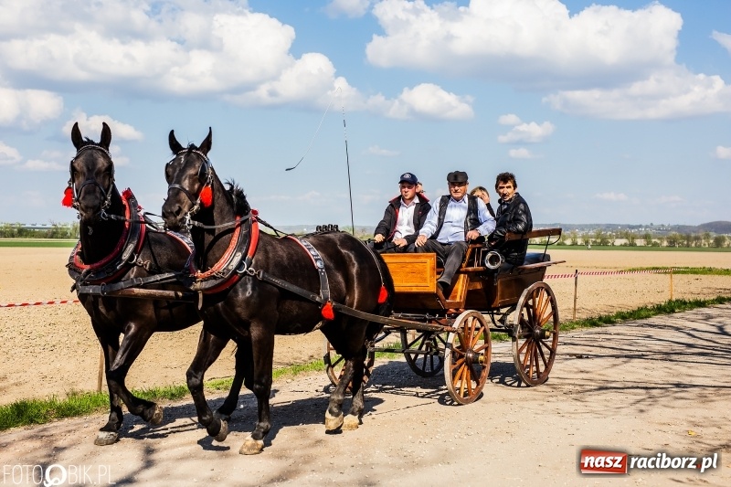 Zdjęcie w galerii na portalu naszraciborz.pl: Procesja w Sudole. Groźny upadek na początek wyścigów [FOTO] wiadomości z regionu