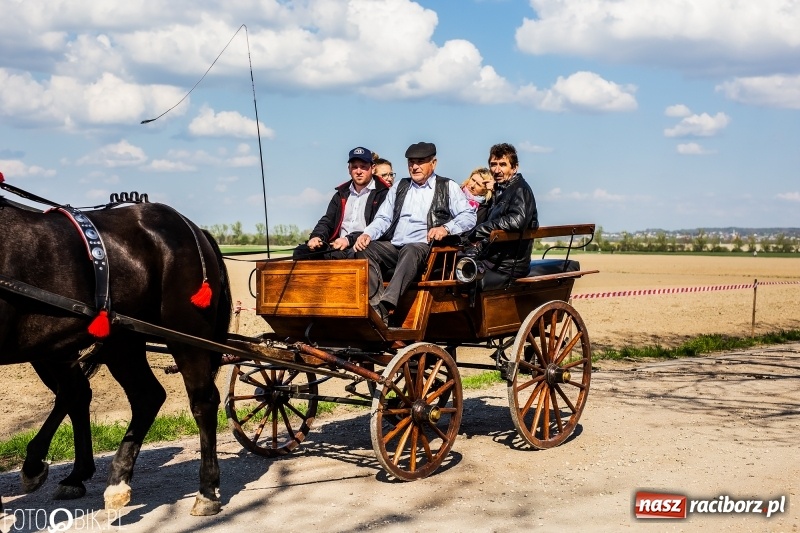 Zdjęcie w galerii na portalu naszraciborz.pl: Procesja w Sudole. Groźny upadek na początek wyścigów [FOTO] wiadomości z regionu
