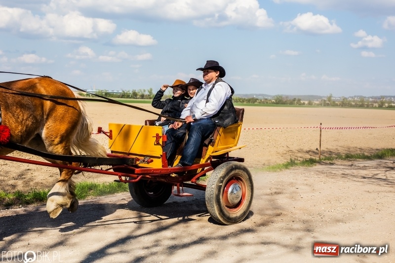 Zdjęcie w galerii na portalu naszraciborz.pl: Procesja w Sudole. Groźny upadek na początek wyścigów [FOTO] wiadomości z regionu