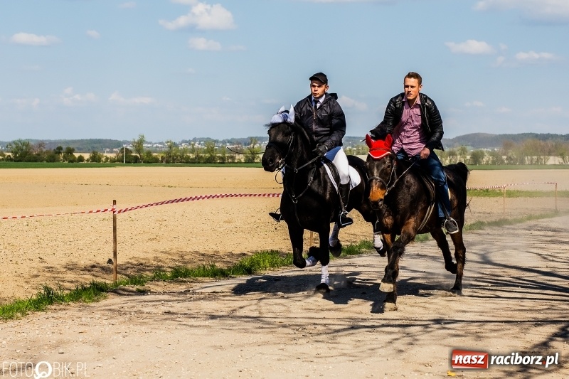 Zdjęcie w galerii na portalu naszraciborz.pl: Procesja w Sudole. Groźny upadek na początek wyścigów [FOTO] wiadomości z regionu