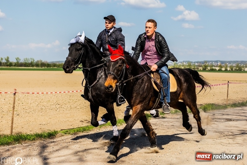 Zdjęcie w galerii na portalu naszraciborz.pl: Procesja w Sudole. Groźny upadek na początek wyścigów [FOTO] wiadomości z regionu